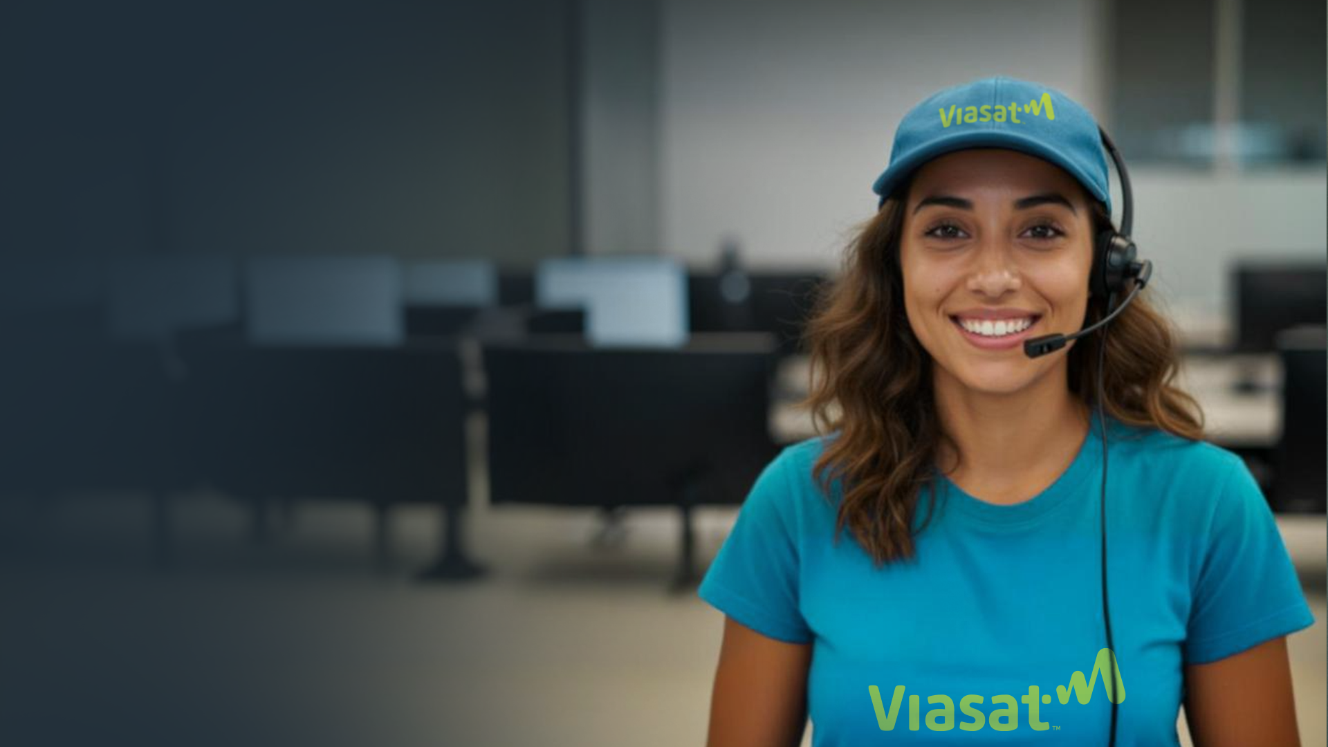 Mulher mexendo no celular